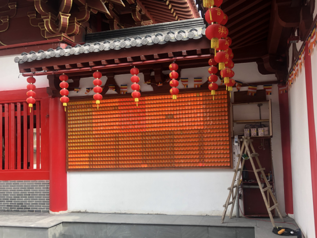 龍之夢臥龍寺萬佛墻前供奉光明心愿燈有感：禮佛在人，供燈在心