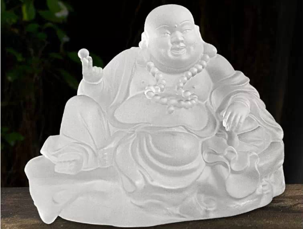 琉璃作為萬(wàn)佛墻的常用佛（神）像材質(zhì)，不僅有它本身的材質(zhì)優(yōu)勢(shì)還有佛家自身的內(nèi)涵